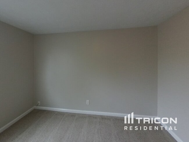Building Photo - 406 Village Cir
