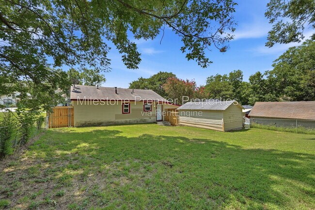 Building Photo - 1107 W Hanna St