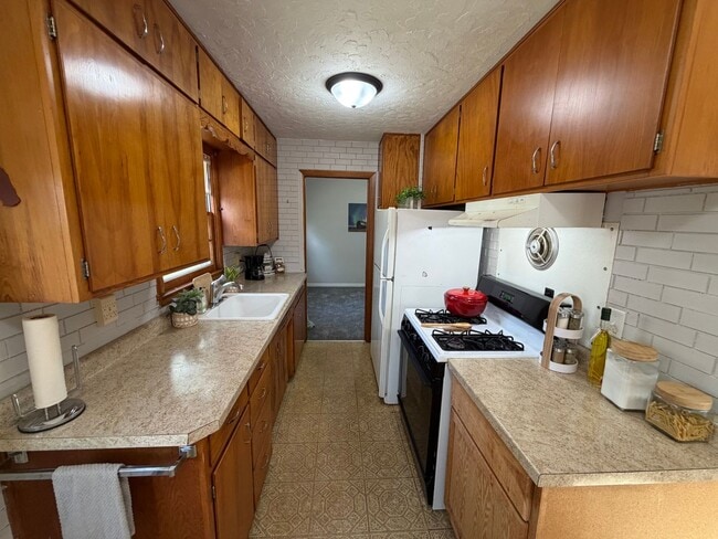 Building Photo - 3bed, 1bath home for rent in quiet Waterlo...