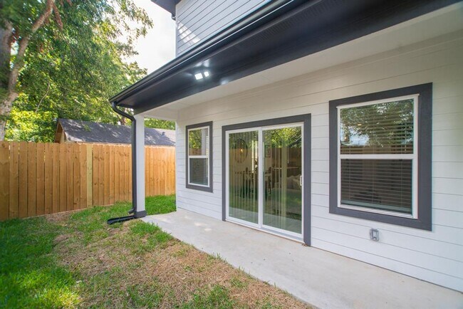 Building Photo - Modern Living with WATER, GAS & ALARM SYST...
