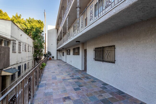 Building Photo - 166 S Hayworth Ave