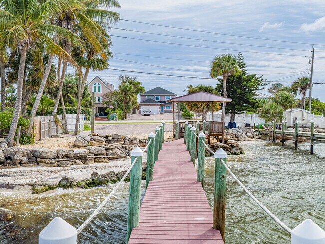 Building Photo - 12936 Jimmy Buffett Mem Hwy