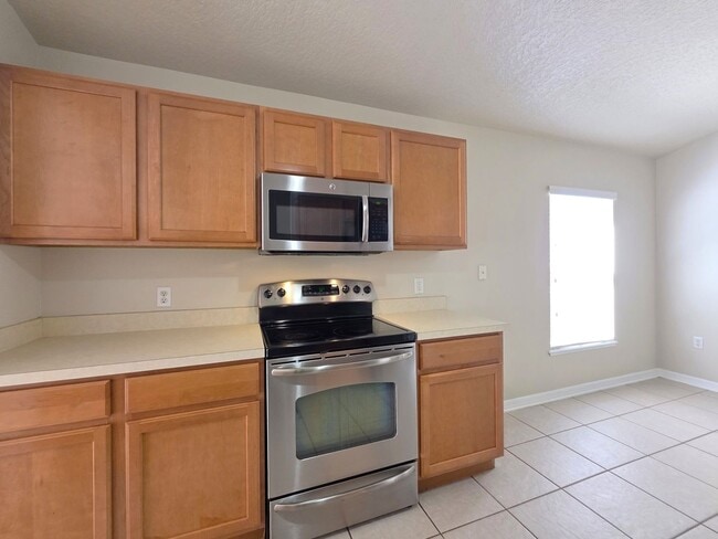 Building Photo - FOR RENT in Newberry 4 Bed, 2 bath corner home