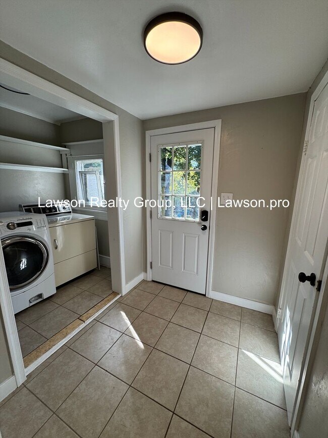 Building Photo - Three Bedroom Home - Walking Distance to G...