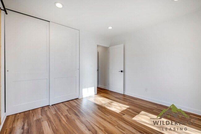 Building Photo - Fully Updated 3 Bedroom/ 3 Bath Peaceful C...