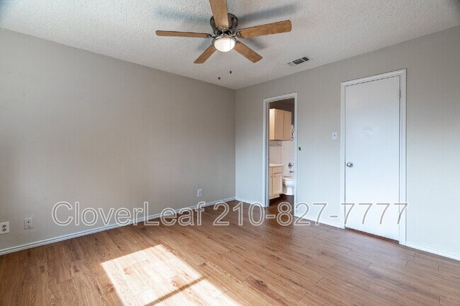 Building Photo - 5528 Lochmoor