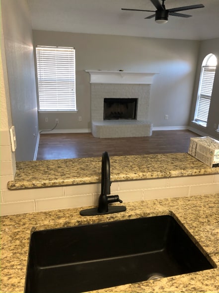 Building Photo - 501 Summer Tree Ct