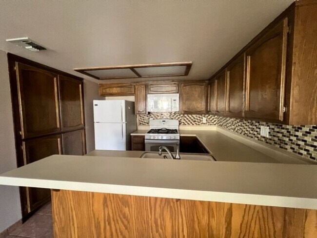 Building Photo - 1 Br Condo on lower level! Gated community