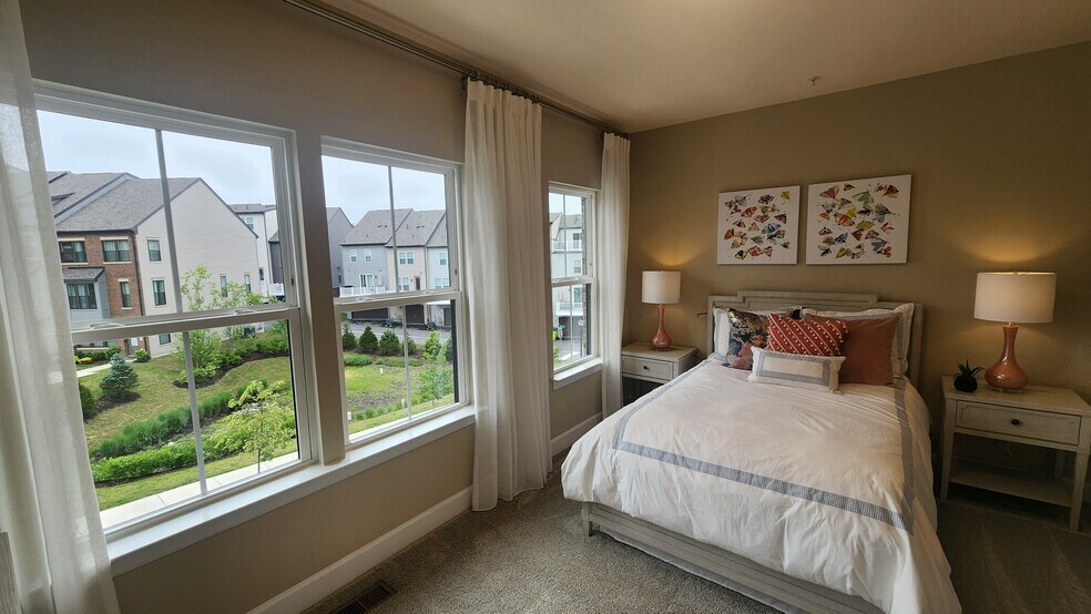 Bedroom (with private bath) - 3400 Chester Aly
