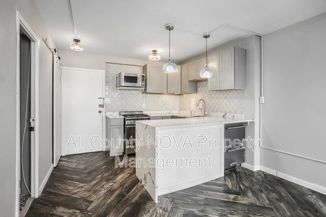 Building Photo - 922 24th St NW