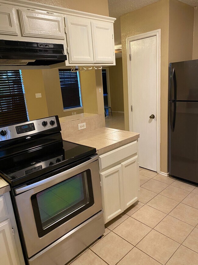 Building Photo - 811 E Stonegate Dr