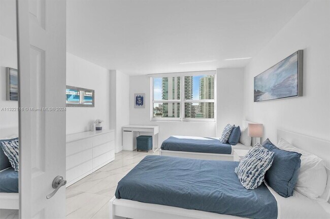 Building Photo - 1155 Brickell Bay Dr