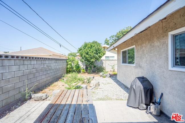 Building Photo - 5533 N Charlotte Ave