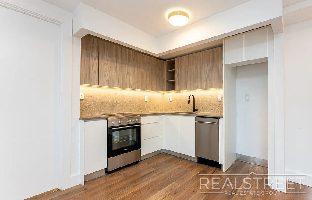 Building Photo - Montrose Avenue