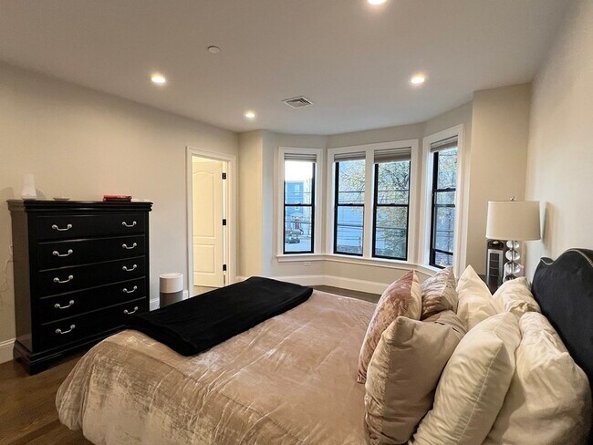 Building Photo - 498 Sumner St