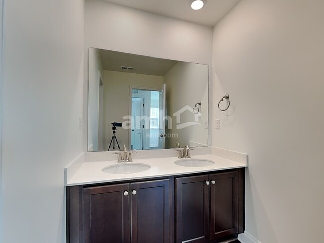 Building Photo - 623 Rivermist Dr