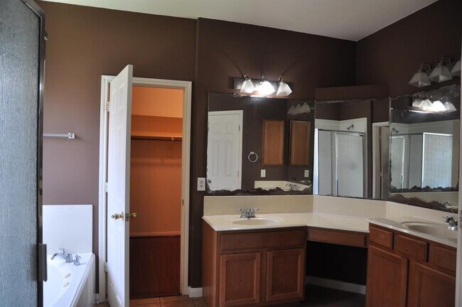 Building Photo - 2222 Drake Falls Dr