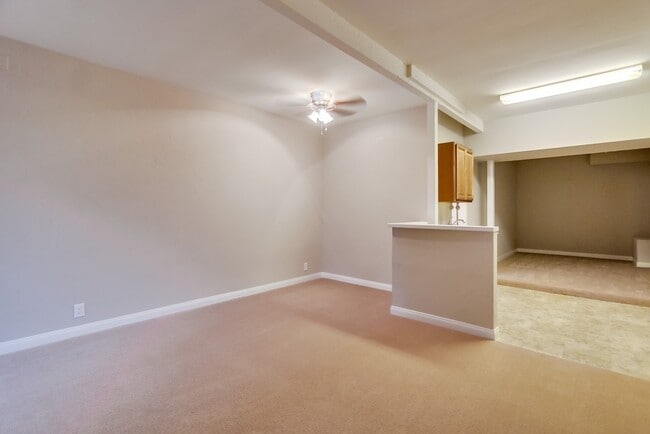 Building Photo - 450+ Sqft Studio in University City
