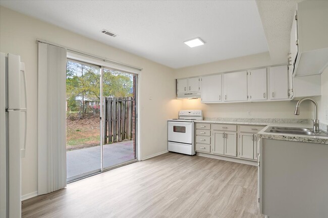 Kitchen - Fairmeadow Townhomes