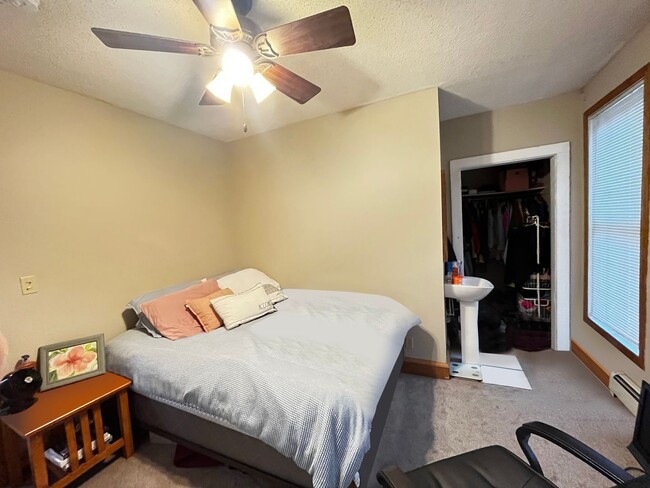 Building Photo - 1092 18th Ave SE