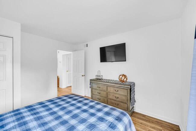 Building Photo - 250 Little St