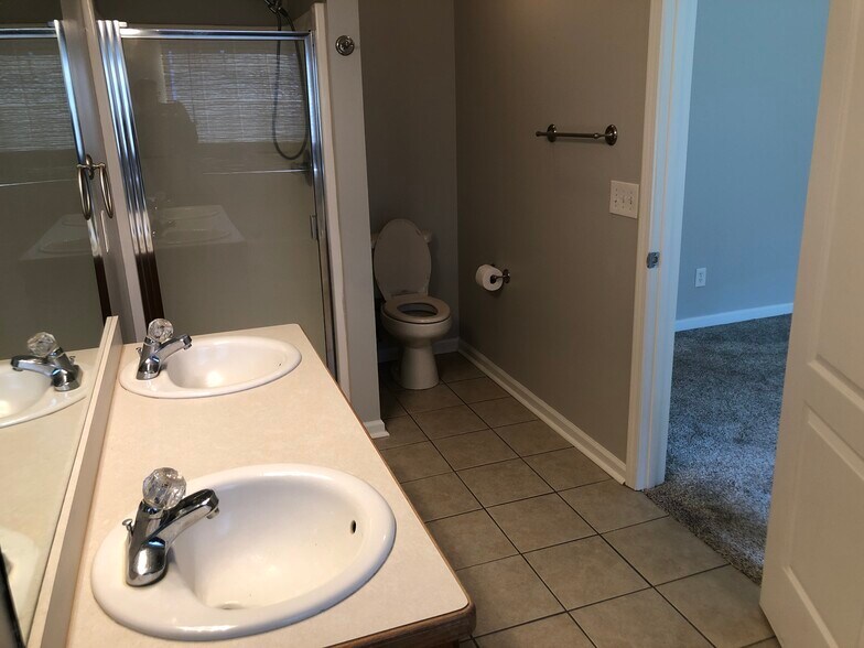 Building Photo - 324 E River Bend Dr