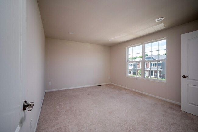Building Photo - 2825 Dillon Dr