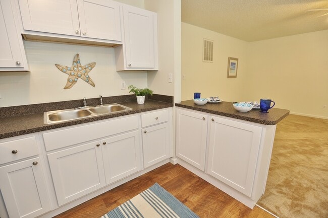 Building Photo - READY 11-03-25!! Completely Updated 2-Bedr...