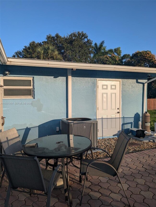 Building Photo - 945 SW 9th St