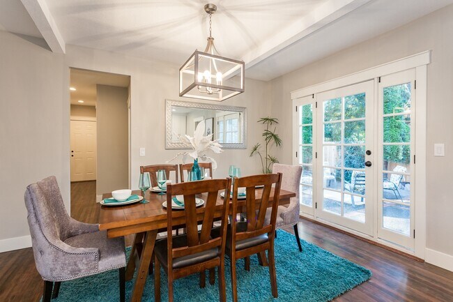 Building Photo - Gorgeous Lake Oswego Remodeled Cottage