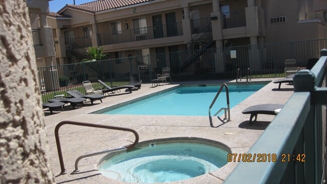 Building Photo - ** Smokey Lane 1 Bedroom 1 Bath Lower Leve...