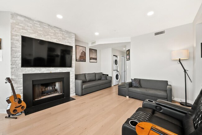 Building Photo - 600 Harbor Blvd