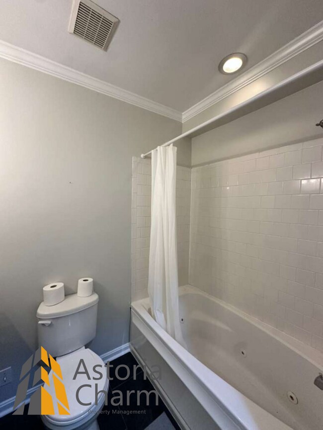 Building Photo - 3 Bedroom Home with Rooftop Views and Modern Finishes