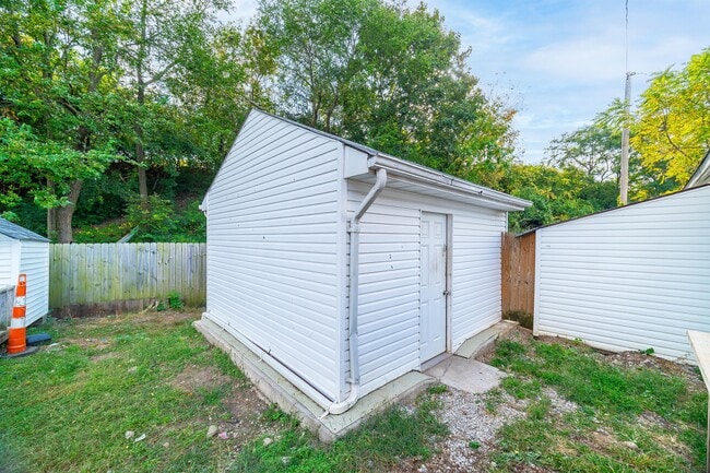 Building Photo - 465 Brehl Ave