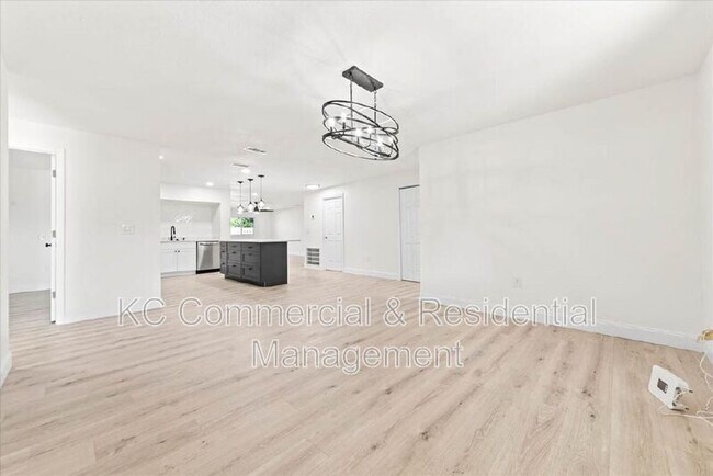 Building Photo - 484 Greenway Ave