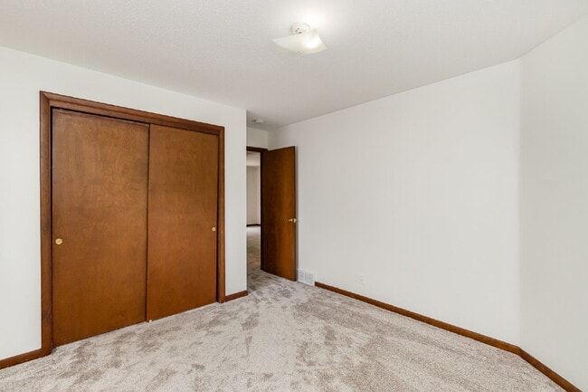 Building Photo - 2- Bedroom Duplex- Only $1100/Month!