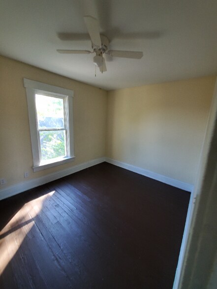 Building Photo - 453 S Powell Ave