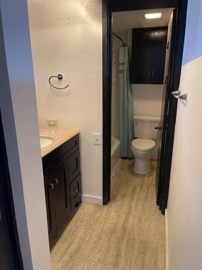 Building Photo - Move in Ready! Spacious 2/1 in town!