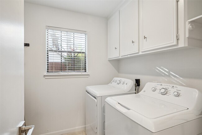 Building Photo - 89 Towering Pines Dr