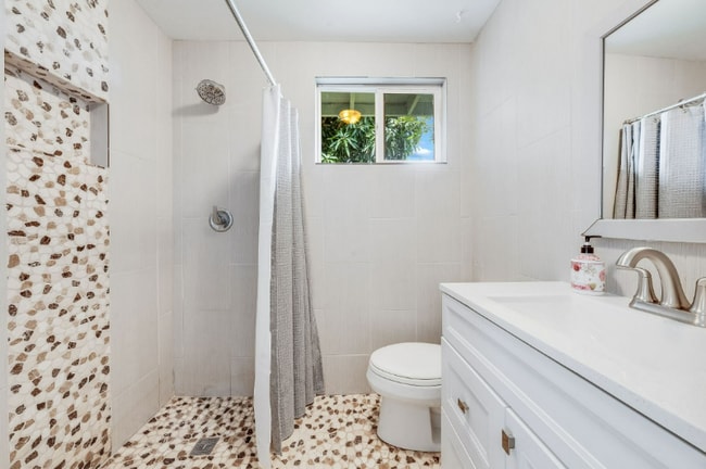 Building Photo - 70 Hui Rd F