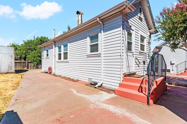 Building Photo - Comfort and Convenience: Cottage Living in...