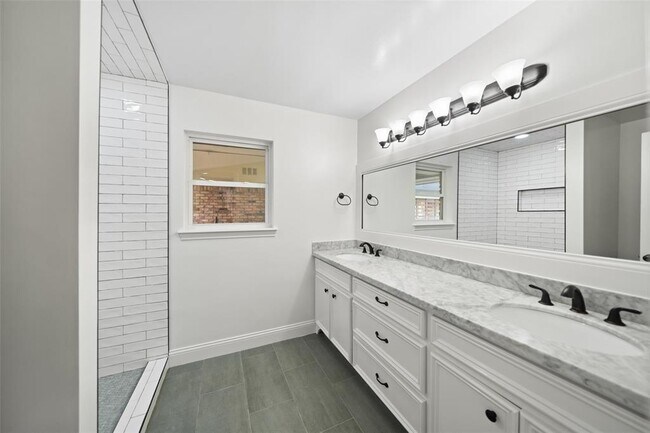 Building Photo - 1810 Droxford Dr