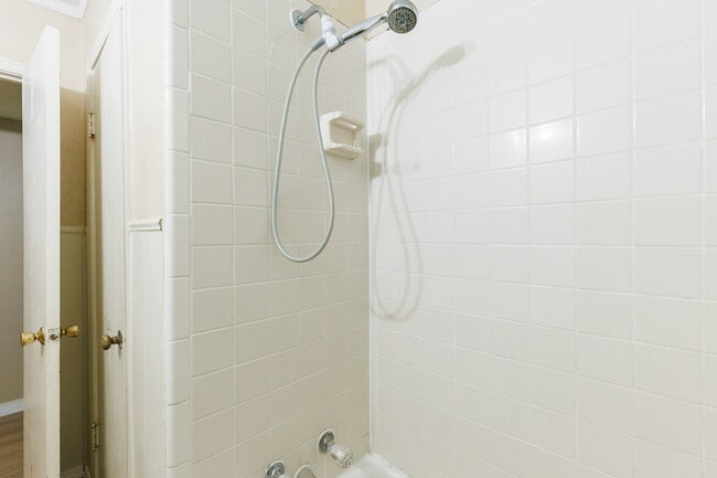 Building Photo - 1/2 off First Months Rent! Charming Home N...