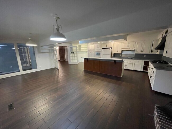 Building Photo - Downtown Nashville Charming Traditional Home