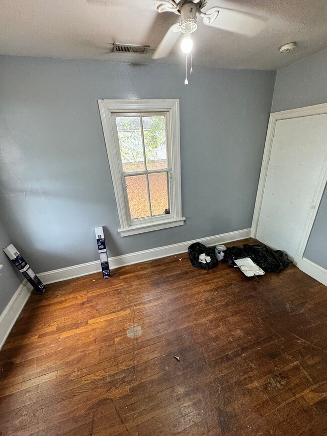 Building Photo - Roomy 3 bed 1 bath House in the Southside!