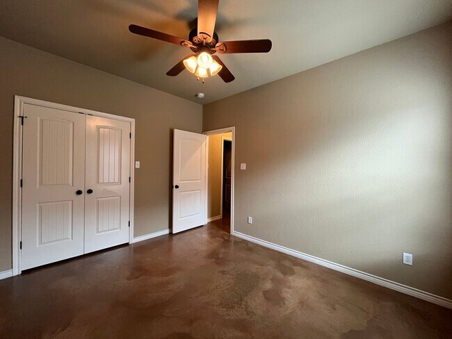 Building Photo - 4 Bedroom Single Family Home:  Available Now!