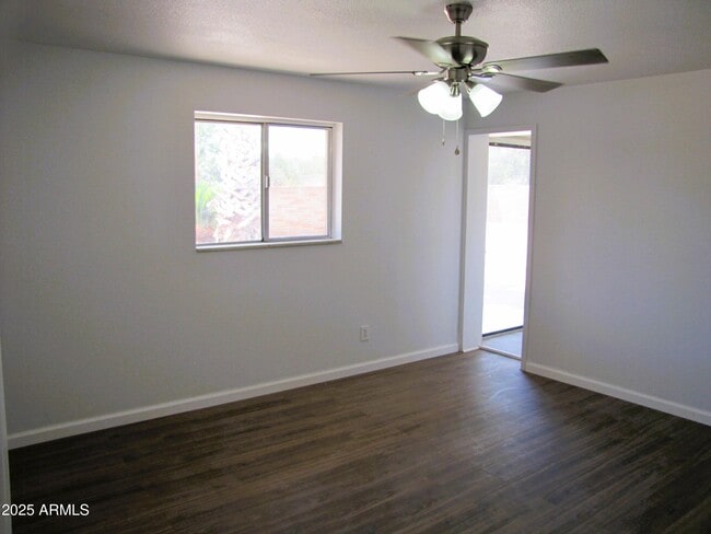 Building Photo - 947 S Cardinal Ave