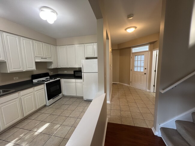 Building Photo - 2820 White Thorn Cir