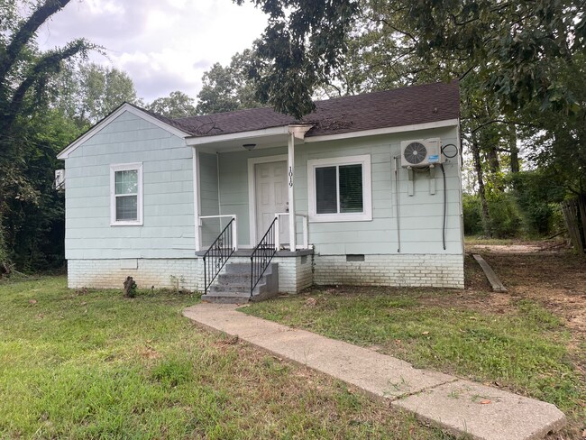 Primary Photo - 1019 Combs St
