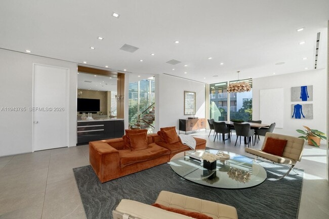 Building Photo - 819 2nd St